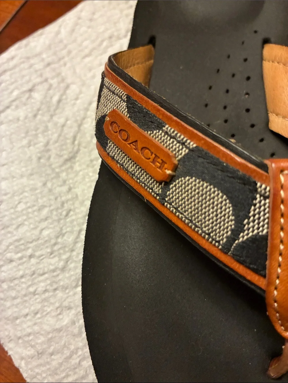 COACH. Women’s Black Footbed with Brown Signature Canvas Thong Sandals. Size 6.5